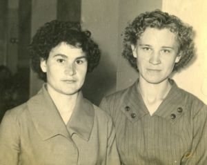 1962 Орск. с сестрой Валентиной Бородиной- Крюкова